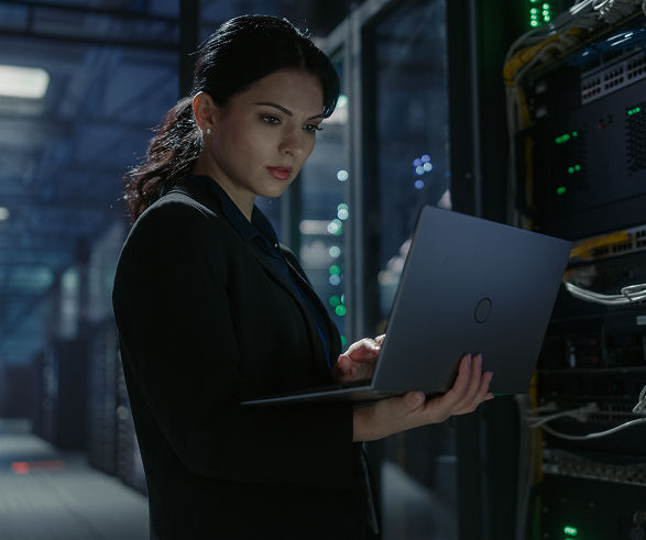 Mujer usando un portátil en un data center